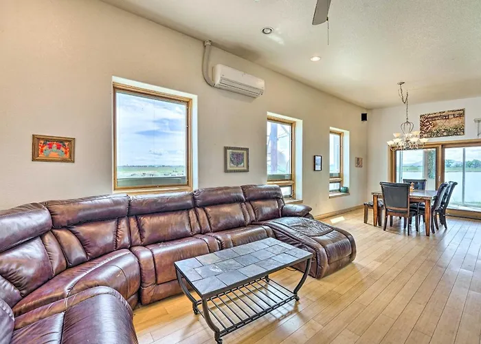 Lakefront Country W/ Waterslide & Trampoline! Holiday home Wheatland