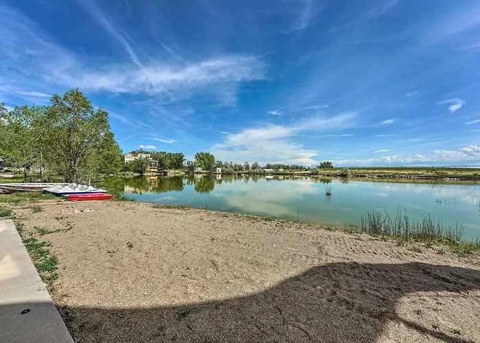 Lakefront Country W/ Waterslide & Trampoline! Holiday home
